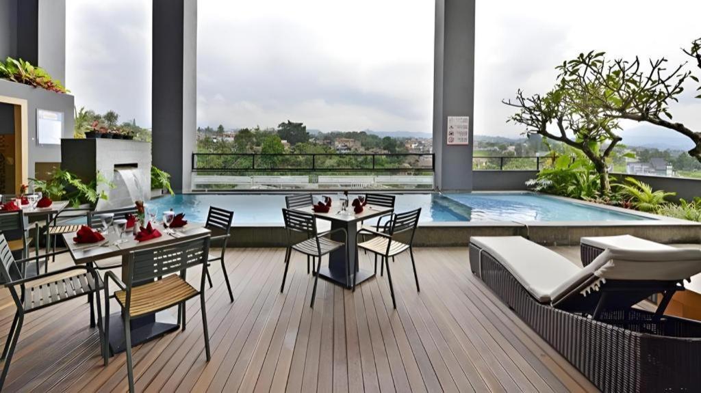 Travello Hotel Bandung Dış mekan fotoğraf